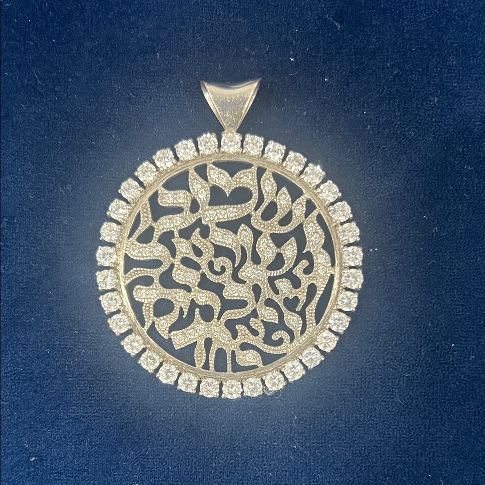 Elegant Silver Pendant with Intricate Design